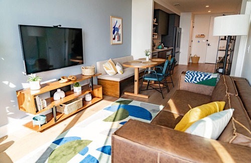 Travis Heights Condo | Rainey St Retreat/F1 Stay, Min to UT, Moody, 6th