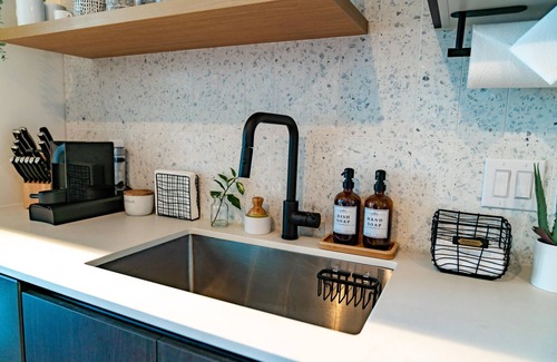 Travis Heights Condo | Rainey St Retreat/F1 Stay, Min to UT, Moody, 6th