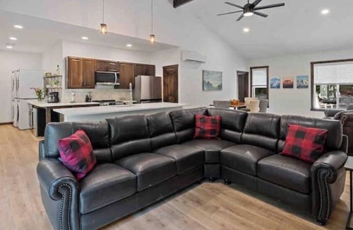 Ashford Cabin | Rainier Luxury-Hot Tub-Sauna-EV-Wifi
