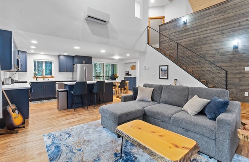 Ashford Cabin | Rainier's Newest Luxury Chalet w/Hot Tub-AC-WiFi