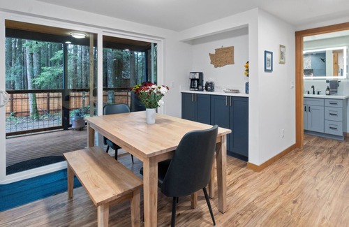 Ashford Cabin | Rainier's Newest Luxury Chalet w/Hot Tub-AC-WiFi