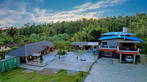 Chikkamagaluru House | Rainy Cloud Homestay - 1km Falls, Coffee Estate, Campfire, Home Food