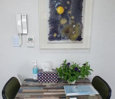 Gahoe-dong Apartment | Rakidang Stay 樂異堂 한옥마을이 창가에 담기는 집