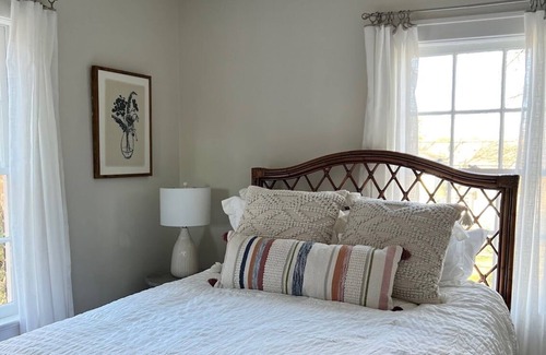 Downtown Cottage | Raleigh home close to Down town in Historic Mordecai.