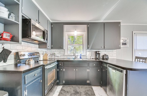 Northeast Raleigh House | Raleigh Retreat ~ 5 Mi to Dtwn & Historic Oakwood!