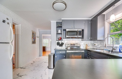 Northeast Raleigh House | Raleigh Retreat ~ 5 Mi to Dtwn & Historic Oakwood!