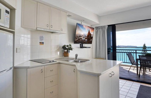Golden Beach Apartment | RAMADA UNIT 812 - Beachfront holidaying at its best