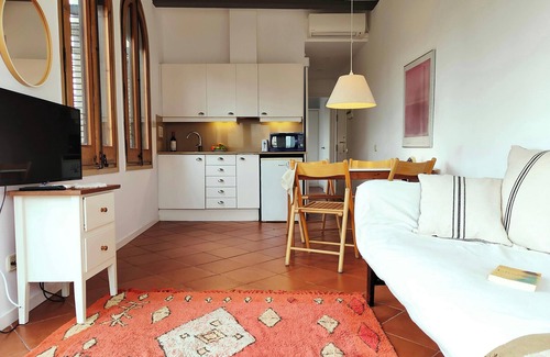 Gothic Quarter Apartment | Rambla C- ideal for couples; inspiring views!