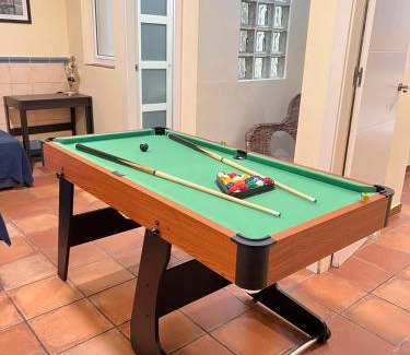 El Poble-sec Apartment | RamblasRentals Chic & Spacious Flat Pool Table 15M Ramblas - Parking - Wifi