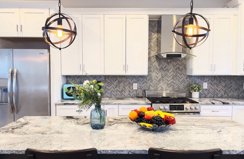 Spruce Hill Apartment | Ramblei near SJU & CHOP/8-Bedroom House