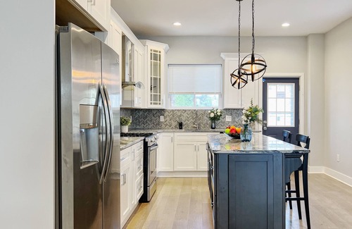 Spruce Hill Apartment | Ramblei near SJU & CHOP/8-Bedroom House