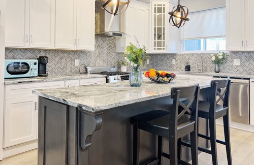 Spruce Hill Apartment | Ramblei near SJU & CHOP/8-Bedroom House