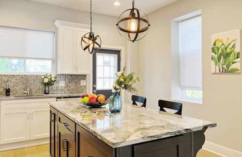 Spruce Hill Apartment | Ramblei near SJU & CHOP/8-Bedroom House