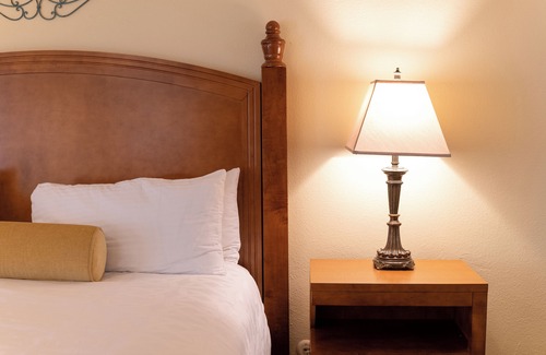 San Diego Country Estates Hotel | Ramona Retreat | 1 King Bed | Pool & Balcony | Free Parking