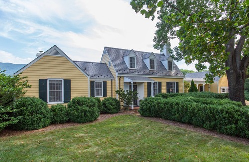 Greenwood Cottage | Ramsay Estate Cottage – Luxury Vineyard Retreat with Mountain Views