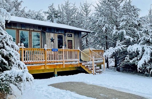 Ashland Cabin | Ranch Cabin w/Hot Tub. Communal Sleeping 2 Queen + Full Trundle. Pet Friendly!