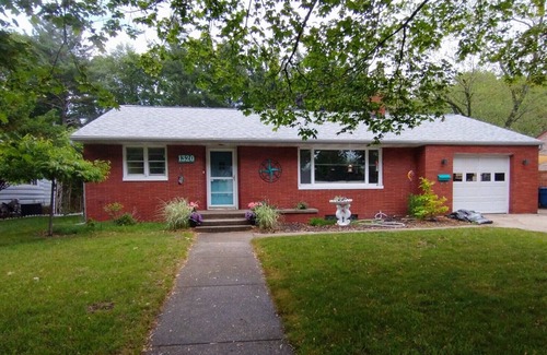 Grand Haven House | Ranch Home walk to Lake MI JUNE 1 -23rd, AUGUST 18th-SEPT 6 available