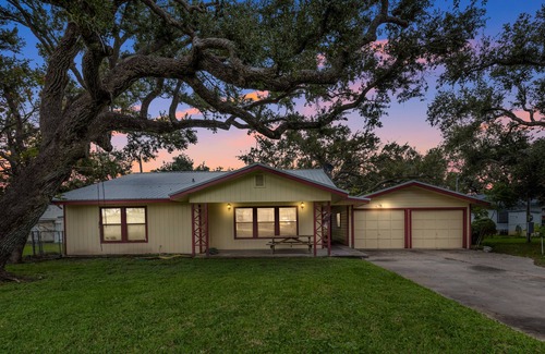 Fulton House | Ranch Style House 1/2 Block from Fulton Park & Fishing Pier on Aransas Bay.