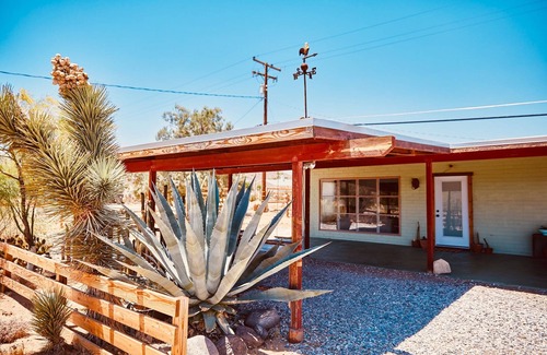 Joshua Tree House | Rancho de Soñadores Mid-Century Brick Cabin w/Hot Tub