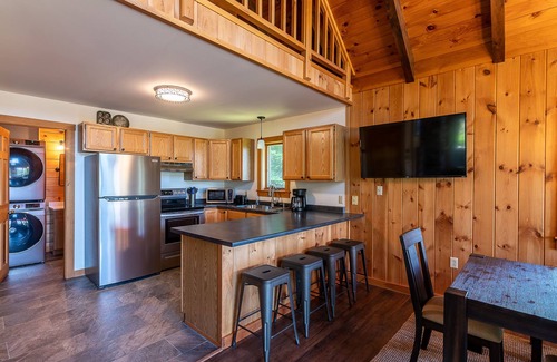 Rangeley Cabin | Rangeley 4-Season Retreat – Water and Sunset Views – Wood Stove – Game Room