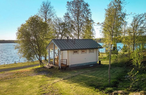 Loppi Cabin | Rantamökki offers a compact accommodation for two people, right by the water.