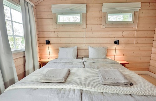 Loppi Cabin | Rantamökki offers a compact accommodation for two people, right by the water.