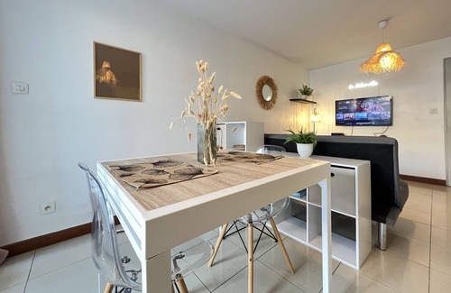 Sainte-Clotilde Centre Apartment | Raphael, T2 apartment with terrace and landscaped garden