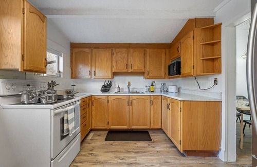 Drumheller House | Raptor Retreat | Steps to the Big Dino | Sleeps 8!