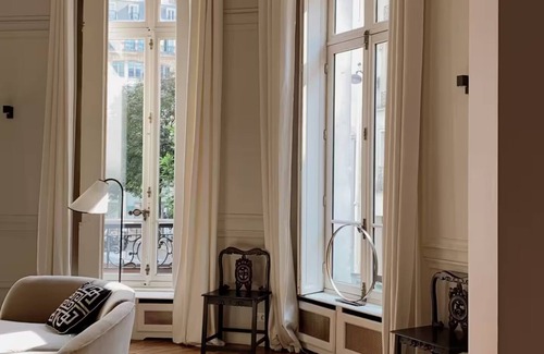 2nd Arrondissement Apartment | Rare!365m2 -High ceilings,stunning mouldings,lovely period details-Palais Royale