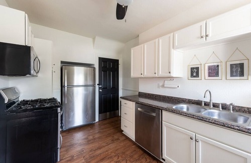 Erie House | Rare 8BR Duplex near Presque Isle! Wifi & walkable
