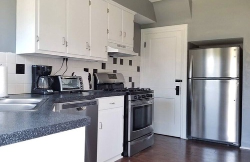 Erie House | Rare 8BR Duplex near Presque Isle! Wifi & walkable