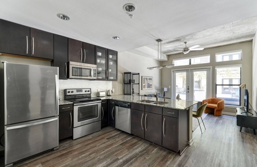 Barton Heights Apartment | Rare Barton Springs 1BR w/Gym, Pool & W/D, nr downtown, by Blueground