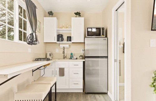 Twin Peaks Cottage | RARE Candlelight Cottage - Cozy Private Modern Romantic