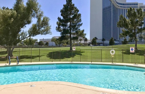 Winchester Condo | RARE! EXCLU HISTORICAL GUARD GATED LV COUNTRY CLUB GOLF COURSE! 3/4mi to strip