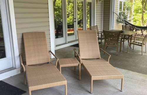 New London House | Rare Find at Badin Lake