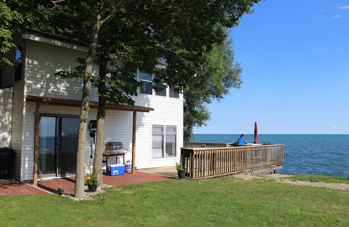 Town of Essex Cottage | Rare Find : Breathtaking Lakeview From Three Directions! Family Friendly