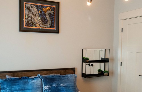 Lawrence Other | RARE FIND for groups! Creature comfort & beyond! Art! Luxury! Wide Open Spaces!
