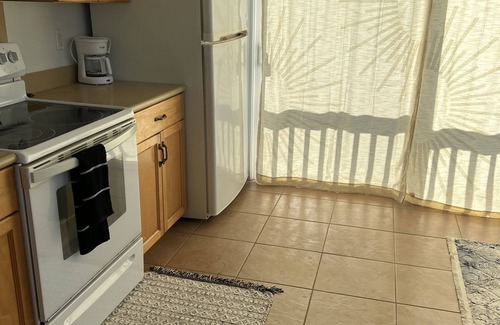 Coconut Grove Apartment | Rare find! Kailua Beach Loft style - 4 mins from the beach!