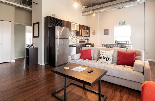 Country Club Plaza Area Apartment | Rare Find KC Plaza Loft One Bedroom Pool/Gym