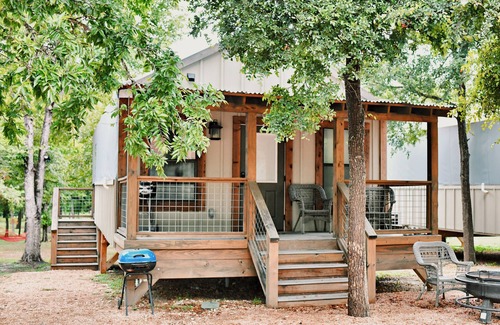 Seguin Cabin | Rare Find! New waterfront Cabin with kayaking, hiking, pools & hot tub! SG20