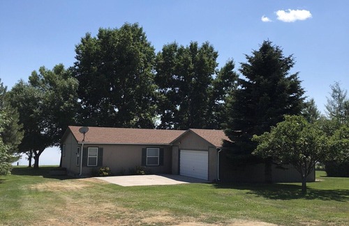 Ennis House | RARE! Fresh & Updated Lake House in Southwest Montana- Central to key locations!