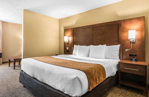 Southside Hotel | Rare Gem! 1 Amazing Unit, Pool, Breakfast, Parking, Close to Attractions.