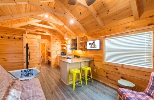 Bryan Cabin | Rare Gem! Full Kitchen, Pool, Pets Allowed, Near Hildebrand Equine Complex