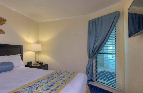 Rocky Point Hotel | Rare Gem! Unit w/Balcony, Kitchen! Pool & FREE Parking, Close to Ybor Museum
