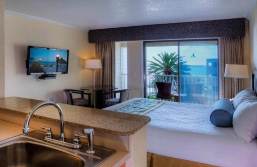 Rocky Point Hotel | Rare Gem! Unit w/Balcony, Kitchen! Pool & FREE Parking, Close to Ybor Museum