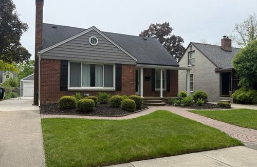 Huntington Woods House | Rare Huntington Woods Modern & Elevated 3 BR Home