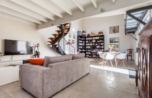 Ecusson Apartment | Rare: Private mansion, balcony, AC/AC ★