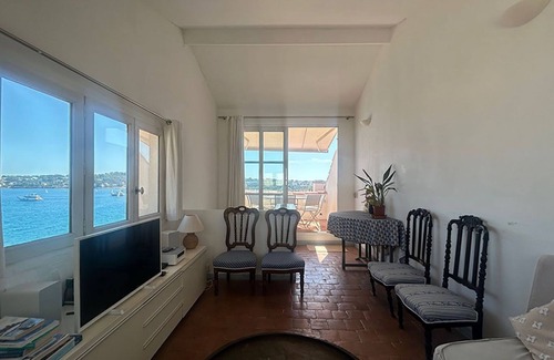 Antibes Old Town House | Rare seafront house in Antibesnfor 8 p with 5 bedrooms, 3 bathrooms & terrace