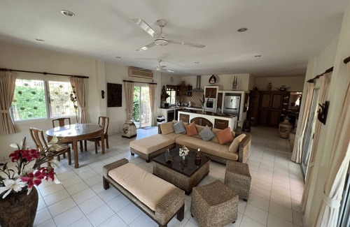 Rawai Villa | RARE ! villa, 3 bed-3 bath, swimming-pool-jacuzzi, large tropical garden 1 600 m2, quiet area