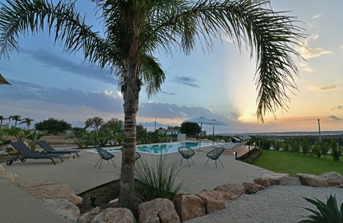 Scicli Villa | Rariki, hillside villa, 4 minutes from beaches and views of the Ragusa coast.